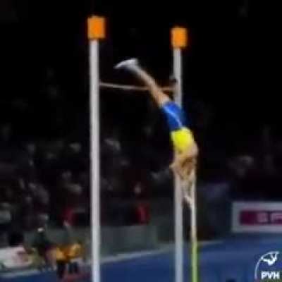Armand Duplantis, 21 y.o pole vaulting champion. Damn that looks surreal.