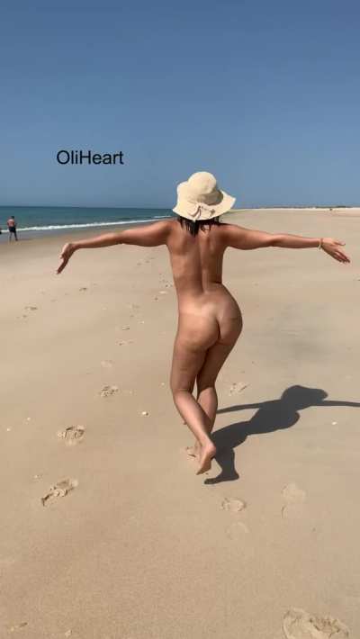 Join my FREE ONLYFANS and watch me going for a long walk on the beach! Link bellow