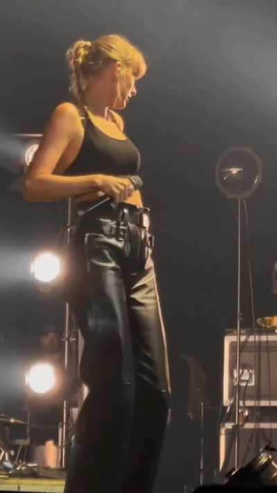 Spotlight on Taylor&rsquo;s boobs