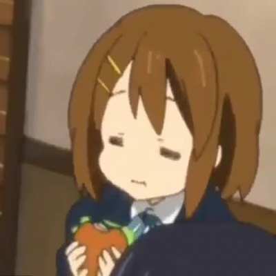 Vengo a dejar a Yui comi&eacute;ndose una hamburguesa