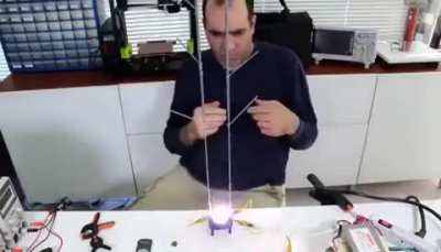 Solo este pibe electrocut&aacute;ndose