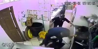 SE BUSCA A ESTE SUJETO POR GOLPIZA A JOVEN. Ocurri&oacute; en #SLP este hombre entr&oacute; hasta la cocina de un subway (sucursal de avenida Rutilio Torres) y dio salvaje golpiza a un joven porque le pidi&oacute; formarse para ser atendido. Lo dej&oacute; inconsciente y con lesione