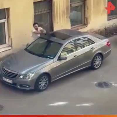 Мужчина попытался убрать ворону с машины, но получил от её сородичей. Теперь все знают, с кем шутки плохи!
