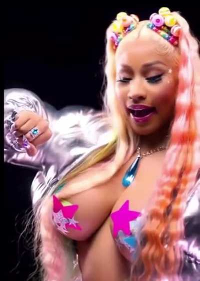 Nicki&rsquo;s big ass tits