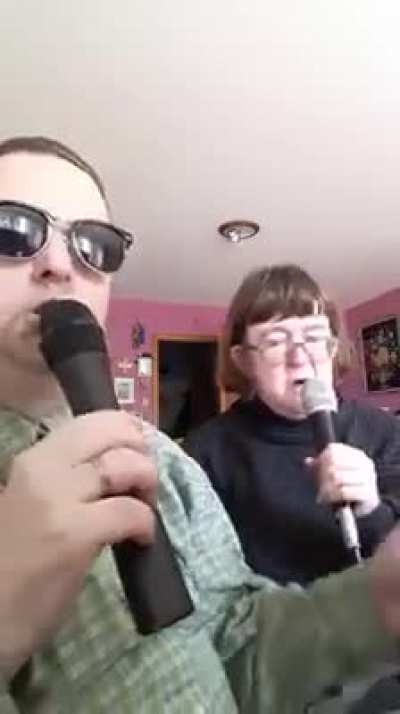 Petite chanson chant&eacute;e avec Marie- Christine pour vous rappeler que le changement d'horaire c'est ce weekend !! Des bisous 