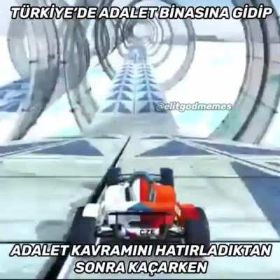 Neye g&uuml;l&uuml;yorsun - duvardaki Ğ yazısına