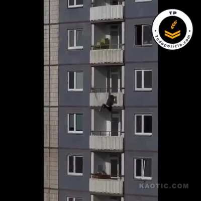 Thief jumps from balcony to balcony, misses one