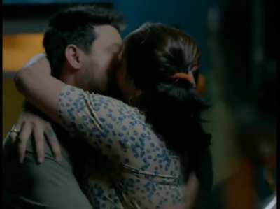 Tejaswini Pandit's kissing scene from 'Samantar'