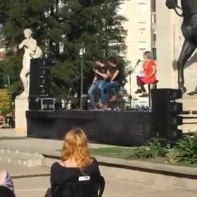 Solano estaba dando hablando de Milei y un rappi paso y le tiro 