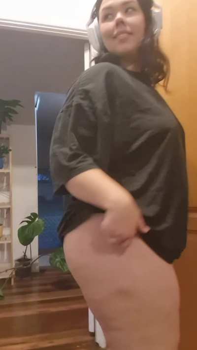 Chubby gamer girl at your service
