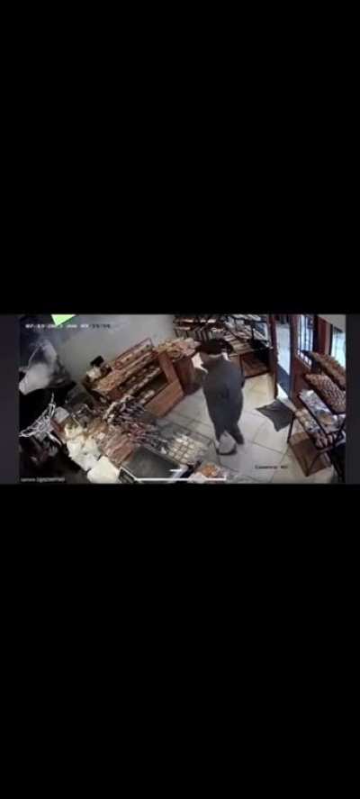 Panaderia regala medialunas a quienes entren bailando