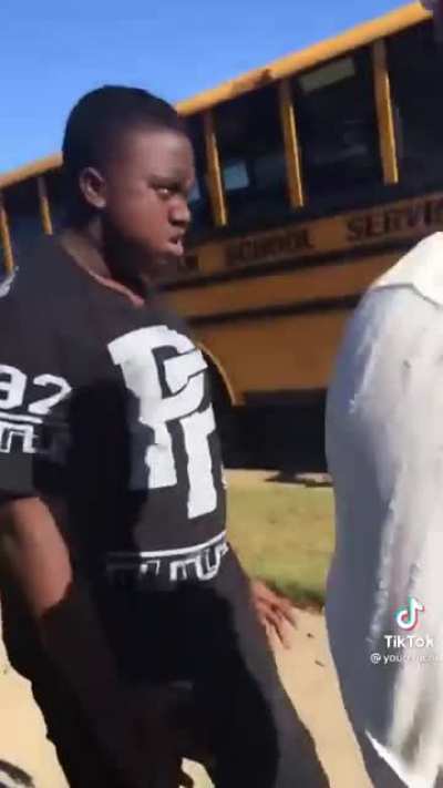 Ik this aint worldstar but 😂😂😂
