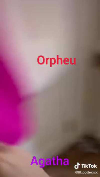 Agatha indo pegar o sangue do Orpheu enquanto a Beatrice t&aacute; fora