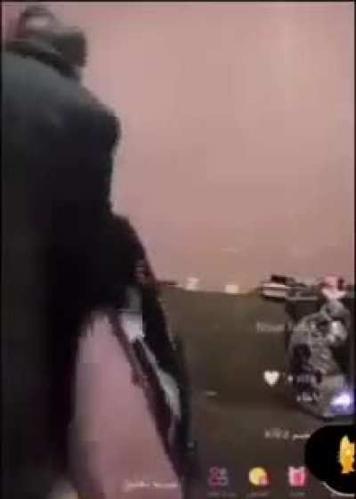 Tiktokta canlı yayın a&ccedil;an arap kızı babası yakalayıp d&ouml;v&uuml;yor.