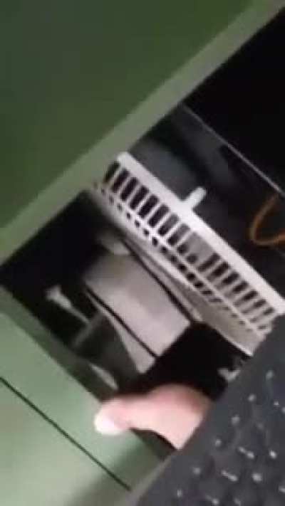 Computador no arm&aacute;rio do ex&eacute;rcito!