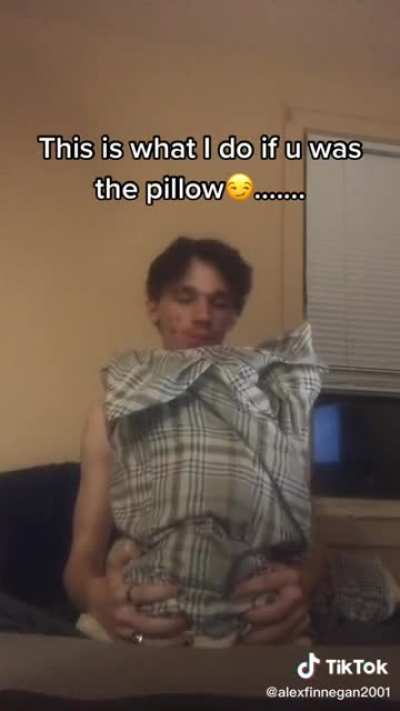 😍😍If I was that pillow...I'd smother him 🤫😫😫