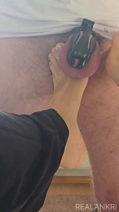 Welcher von euch braven Jungs steht auch auf F&uuml;&szlig;e und Keuschhaltung? Ich finde ja es ist eine der besten Kombinationen an Kinks!