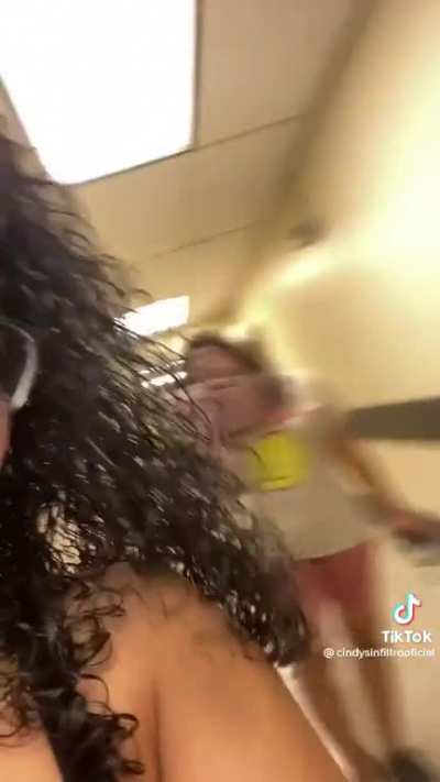 Nice cleavage action! (cindysinfiltrooficial)