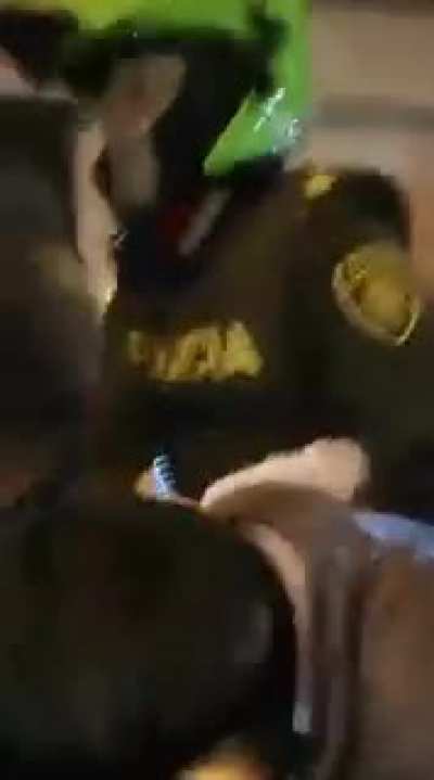 Police force taking a human rights defender after beating him in Silo&eacute;, Cali.
