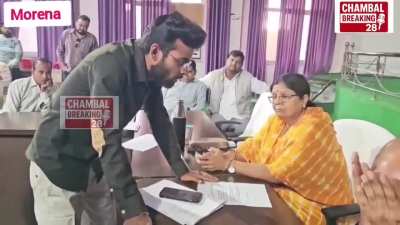 A youth went to the Mayor with a bribery complaint. Mayor: dont lie, have you got any proof? The guy thought for a while &amp;amp; dialed the officials and put the bribe request on loudspeaker. Morena, Madhya Pradesh काश यहा