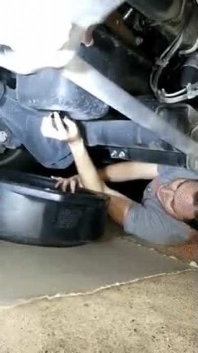 How to empty the oil, Open the tank, Let it flow and drink it.