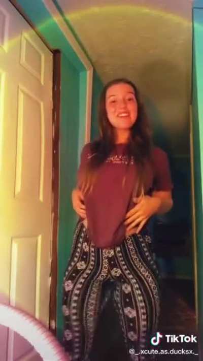 PAWG shakes her thighs