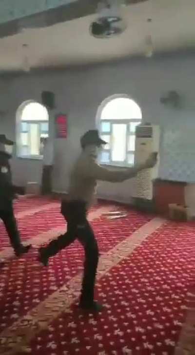 Uyanın EY Ahali AKP d&ouml;neminde camiye tomalarla biber gazlariyla saldırdılar.
