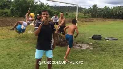 Sextou camaradas. Se forem à algum lugar, usem álcool em gel! E não se esqueçam, amanhã é dia de banho!