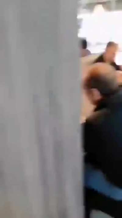 Французская полиция проверяет от столика к столику паспорт вакцинированного, удостоверение личности и медицинскую историю.
