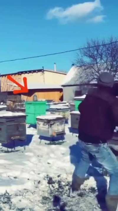 Adam 200 metre illerdeki şişeyi vuruyor