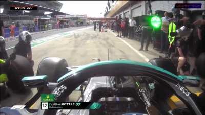 FP2: Bottas loses control of the car in pits