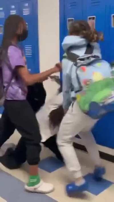 No context what happened but a fight broke out at my school (I didnt record this btw)