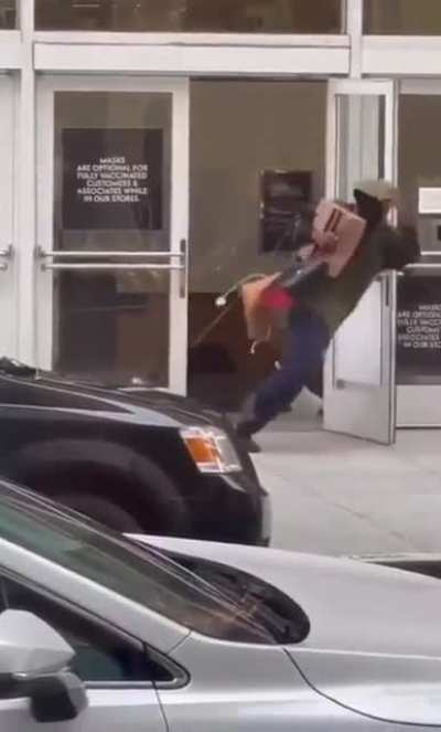 Group of guys steal from Neiman Marcus in San Francisco. Cops watch and film on their phones