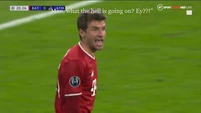 Bayern 4 - 0 Atl&eacute;tico Madrid - M&uuml;ller yellow card incident and rant translated 21'