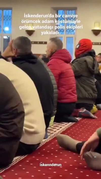 Hatay'da Bayram Namazına &Ouml;r&uuml;mcek Adam Kost&uuml;m&uuml;yle Giden Adamı Camiden Atmışlar Olum 🥲