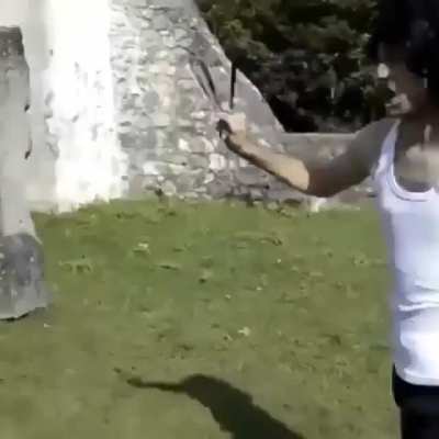 Hombre de latón vs aguja dinámica simplemente epico