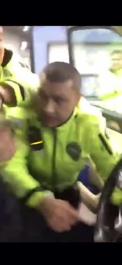 Turkiye&rsquo;de siradan bir gun: &ldquo;Resmi polisim ben, benden kimlik soramazsin&rdquo;