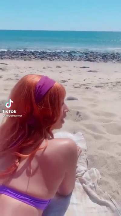 Mooreamor on the beach🤤