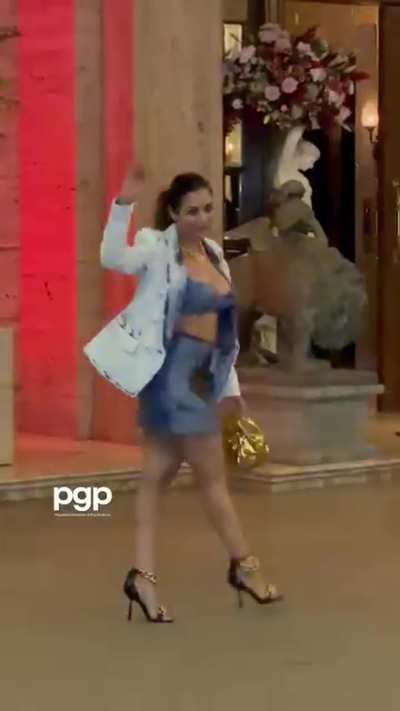 Malaika looking sexy in mini skirt dress 😻