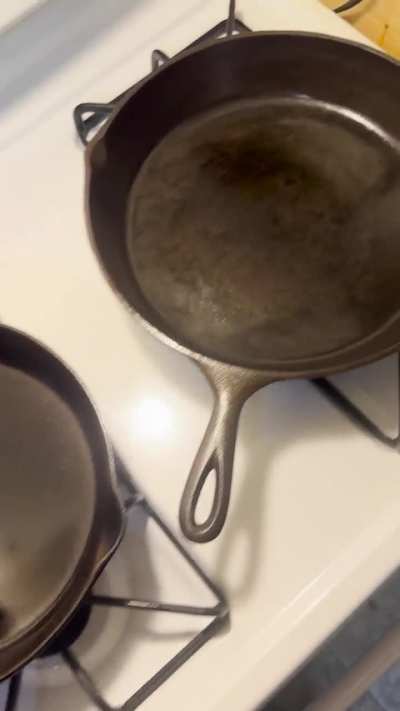 My pair of Lodge 3-Notch skillets.  Left is #8 Sanded/Polished and wobbles like a drunk egg. Right is #10 near mint and dang hefty like me 😉