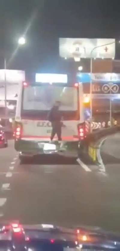 Pibe arriesga su vida para ahorrarse el boleto del bondi