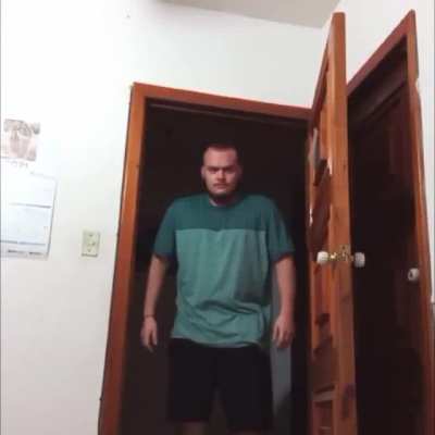 Que har&iacute;as si ves a este hombre a las 3am en tu cuarto