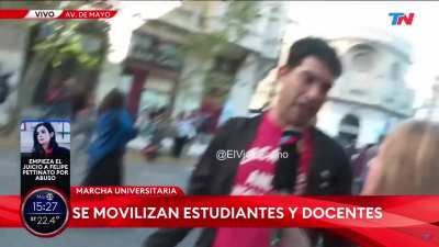 Vendedor de pañuelos anti Milei en la marcha cuenta que no está se acuerdo con la marcha pero que vino a hacer plata