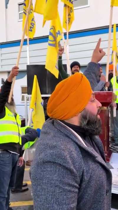 Canada: Calls for genocide in Surrey BC. &ldquo;To honour &ldquo;martyr&rdquo; Nijjar we will shoot tjem(Hindus)&rdquo;. Terror supporters also say, &ldquo;Delhi Banega Khalistan&rdquo;