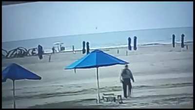 Turista alcanzada por un rayo muere en playa de Cartagena