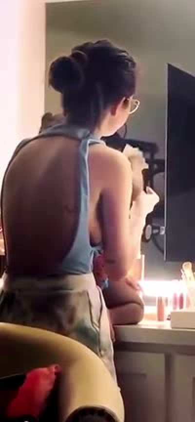 Queen&rsquo;s wonderful sideboob