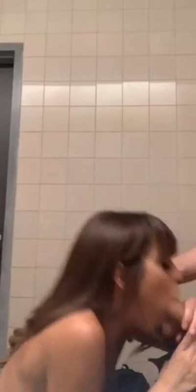 [reddit&rdquo;, told my bud that I was itching for a blowjob and let&rsquo;s just say I wasn&rsquo;t disappointed 🤤😈