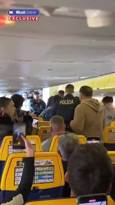 8 British passangers caused trouble in a flight to Can&aacute;rias. The plane had to land in Faro, Portugal in order to get the troublemakers arrested. They were drinking and harassing people on the plane, as well as failed to obey the orders of the crew.