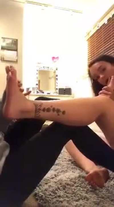 Wow lesbian feet worship 🤤