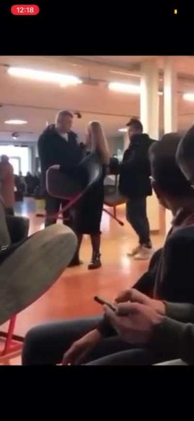 Girls takes guy&rsquo;s chair, bigger friend doesn&rsquo;t approve